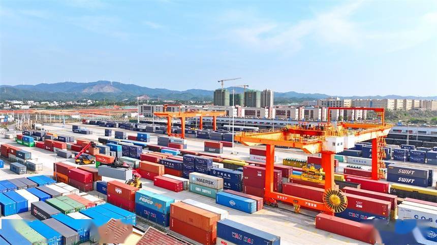 江西贛州南康區(qū) 木材家具國(guó)際進(jìn)出口貨物集裝箱裝卸繁忙